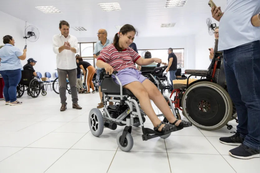 Adefiap e prefeitura entregam 7 cadeiras de rodas motorizadas