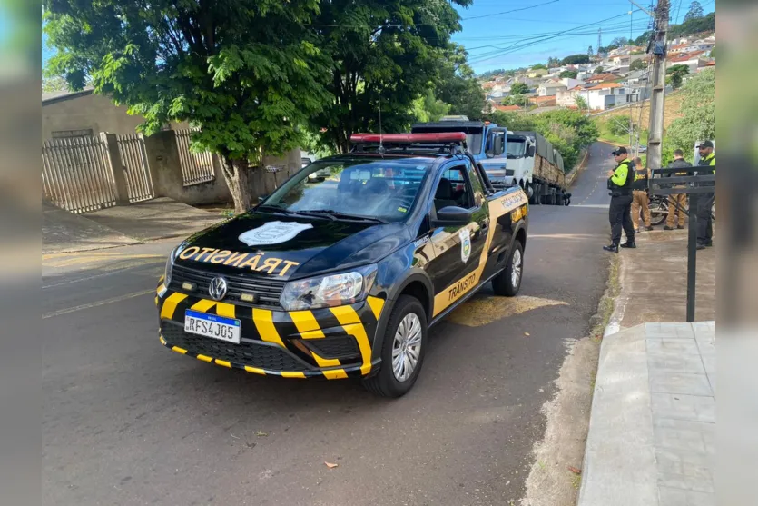  Agentes de trânsito da prefeitura de Apucarana foram até o local para sinalizar as mudanças necessárias no trânsito. 