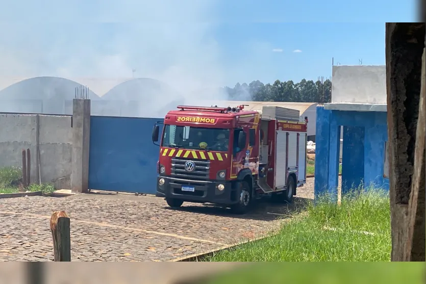 Bombeiros combatem incêndio em indústria de papel em Apucarana