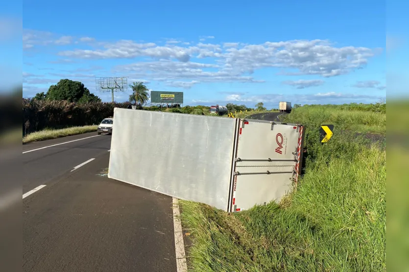 Caminhão carregado com pneus tomba na BR-376 entre Apucarana e Cambira