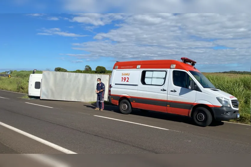 Caminhão carregado com pneus tomba na BR-376 entre Apucarana e Cambira