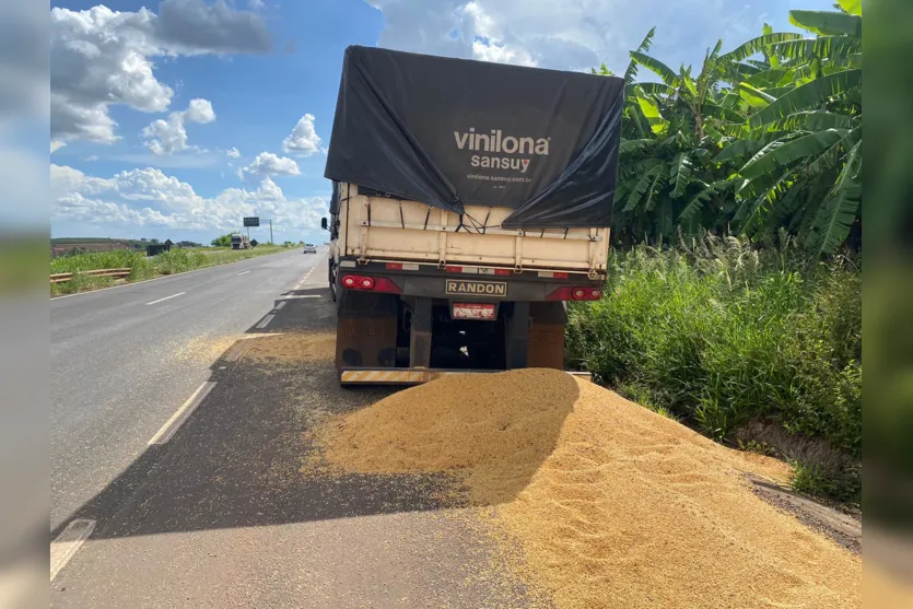 Carga de soja cai na BR-376 e provoca dois acidentes em Apucarana