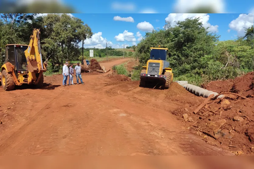  Carlos Gil vistoria obras na Rua Três Marias e da ponte do Pindaúva 