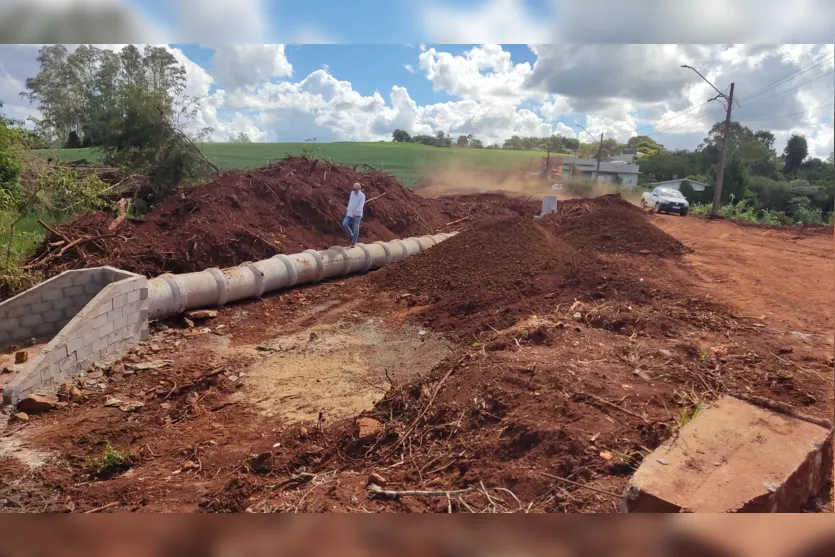  Carlos Gil vistoria obras na Rua Três Marias e da ponte do Pindaúva 
