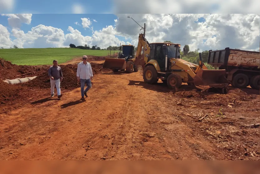  Carlos Gil vistoria obras na Rua Três Marias e da ponte do Pindaúva 