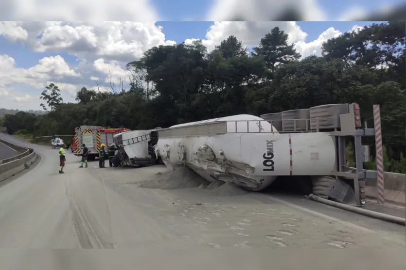 Carreta tomba em Mauá da Serra e motorista fica ferido