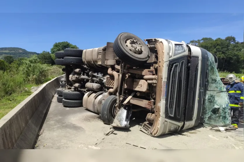 Carreta tomba em Mauá da Serra e motorista fica ferido