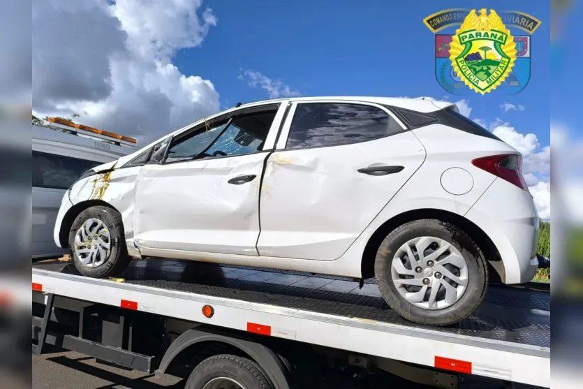  Carro foi retirado do local com o auxilio de um guincho 