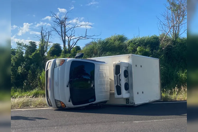  Conforme o motorista, o pneu estourou e ele perdeu o controle do veículo. 