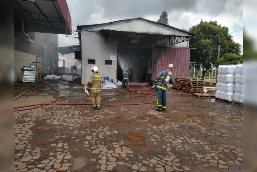  Defesa Civil e bombeiros controlaram o incêndio 