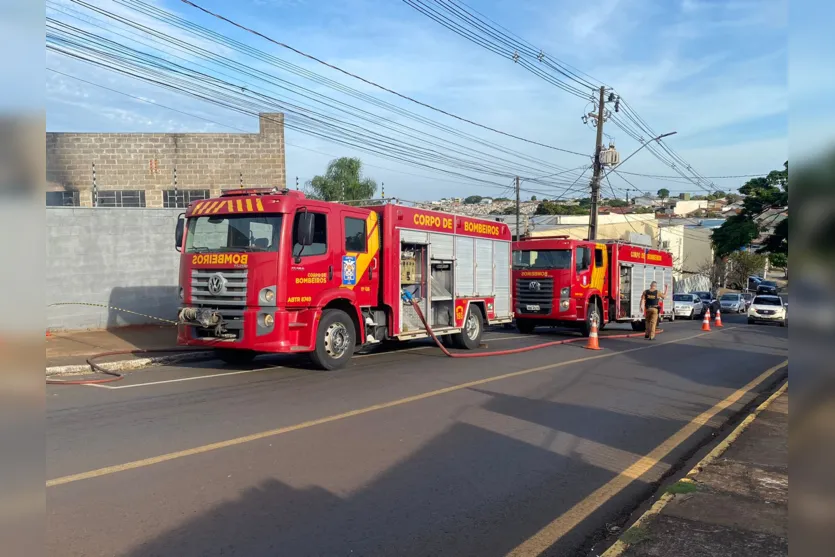  Equipes do Corpo de Bombeiros combatem o fogo. 