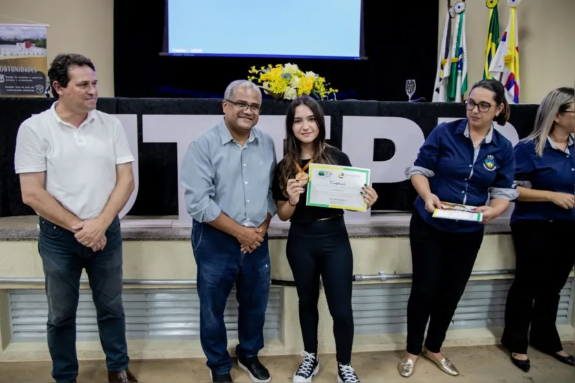 Estudantes apucaranenses conquistam medalhas em olimpíada financeira