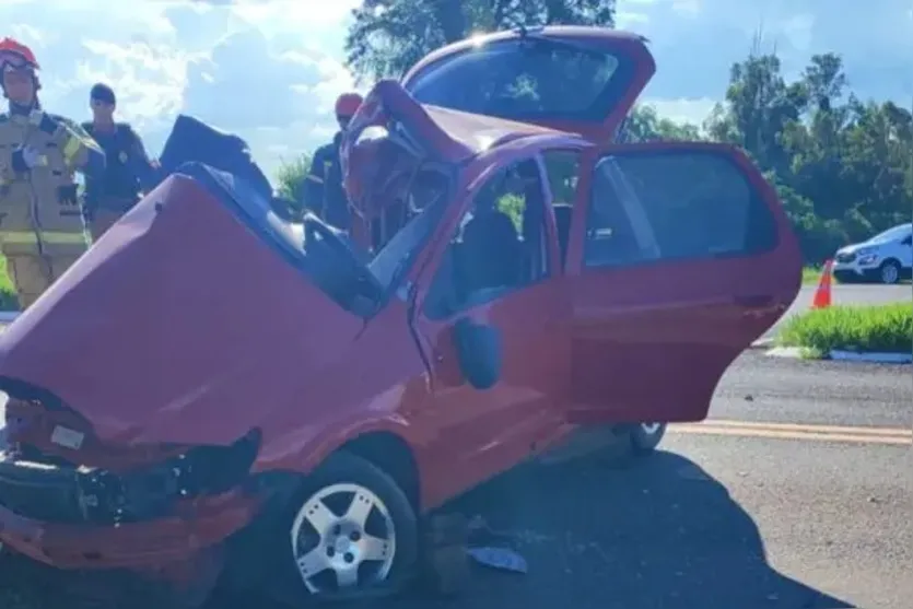 Grave acidente entre carro e caminhão mata duas pessoas na PR-492