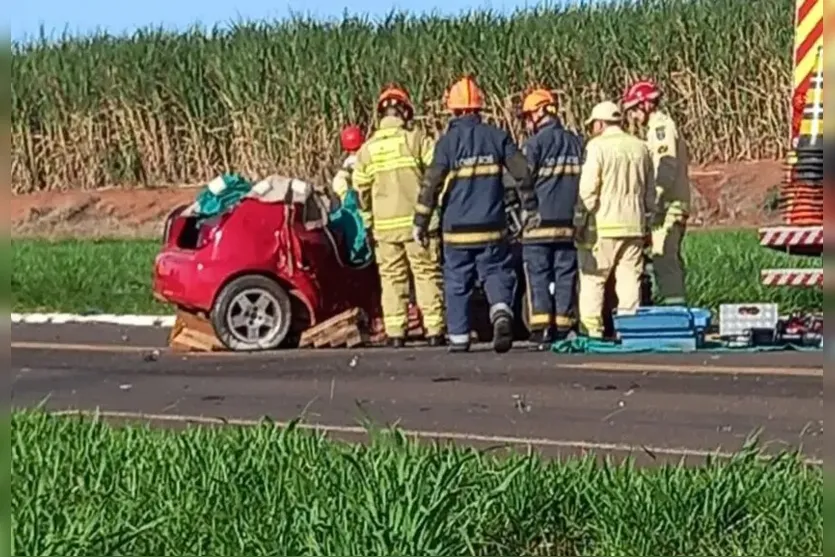 Grave acidente entre carro e caminhão mata duas pessoas na PR-492