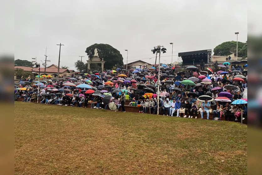 Mesmo com chuva, "Paixão de Cristo" atrai grande público a Arapongas