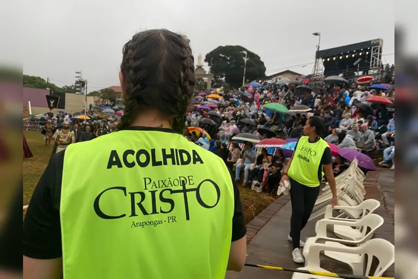 Mesmo com chuva, "Paixão de Cristo" atrai grande público a Arapongas