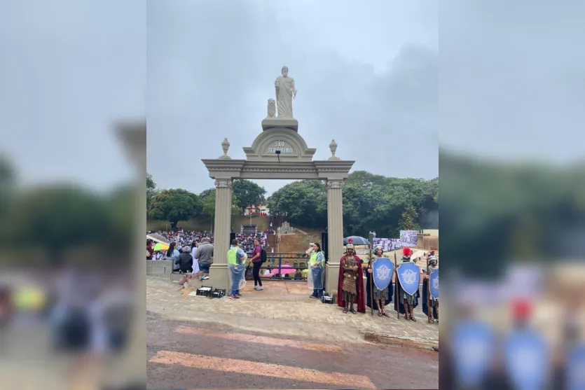 Mesmo com chuva, "Paixão de Cristo" atrai grande público a Arapongas