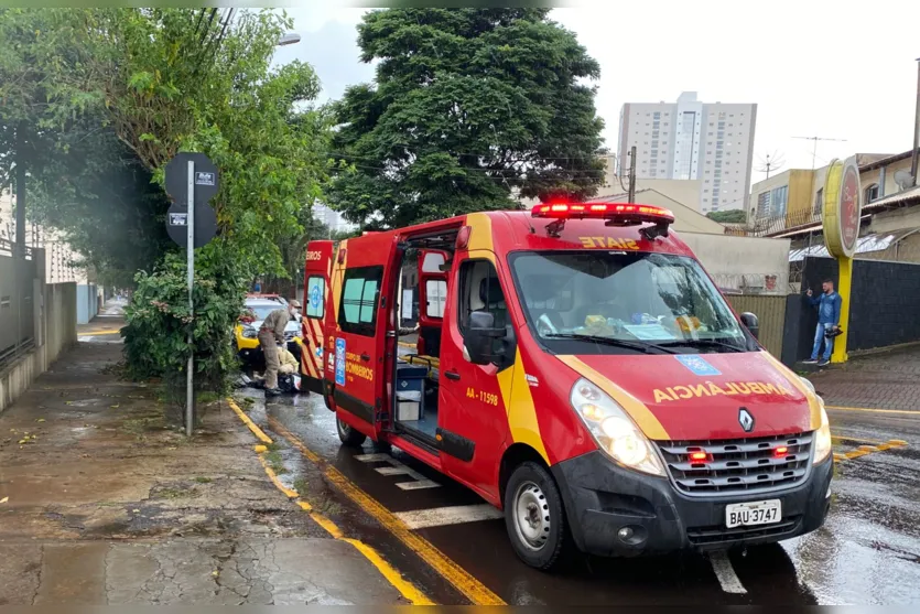 Motociclista tem suspeita de fratura na perna após queda em Apucarana