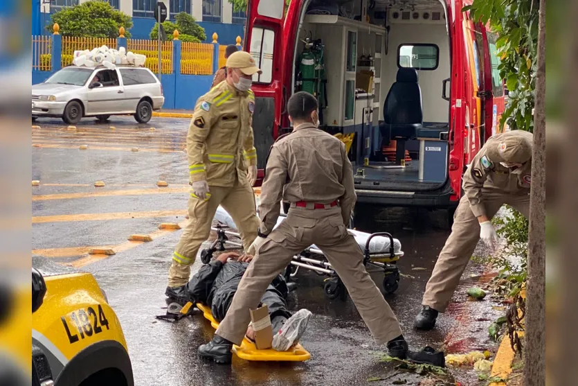 Motociclista tem suspeita de fratura na perna após queda em Apucarana