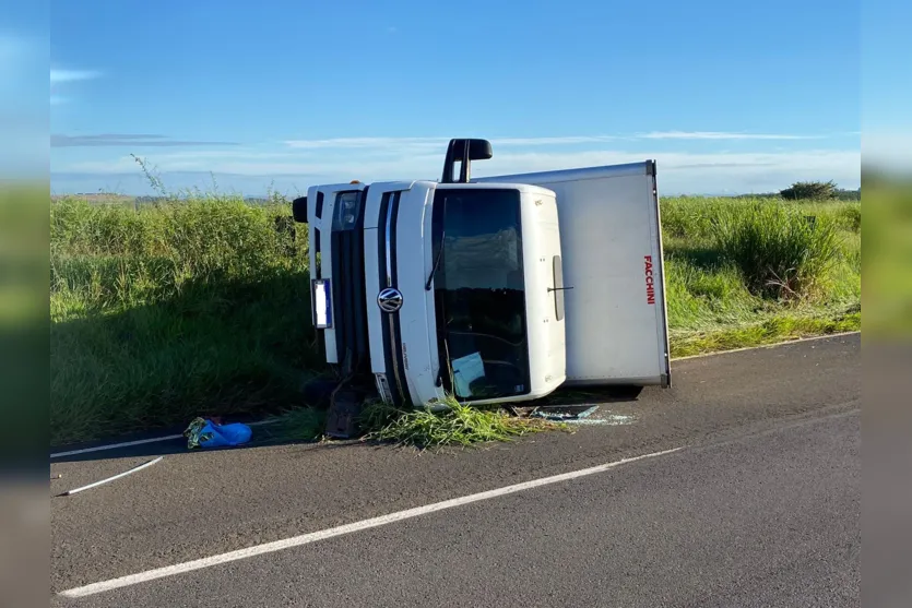  O tombamento aconteceu na manhã desta terça-feira (26). 