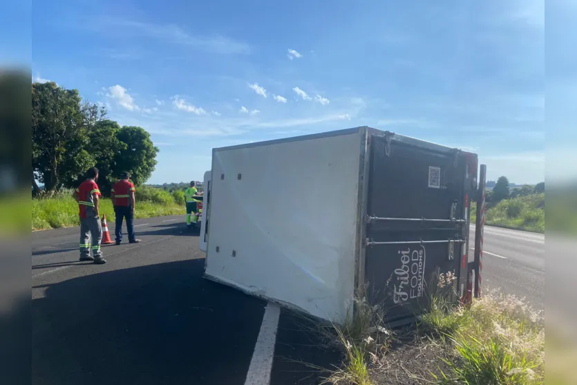  O tombamento aconteceu por volta das 7h45, na rodovia BR-376. 
