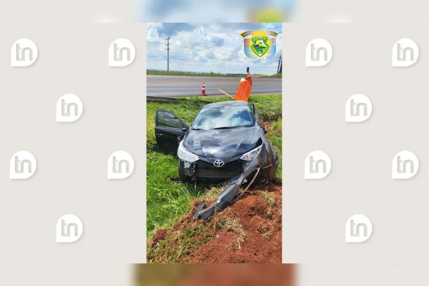  O veículo Toyota Yaris ficou destruído por causa da batida 