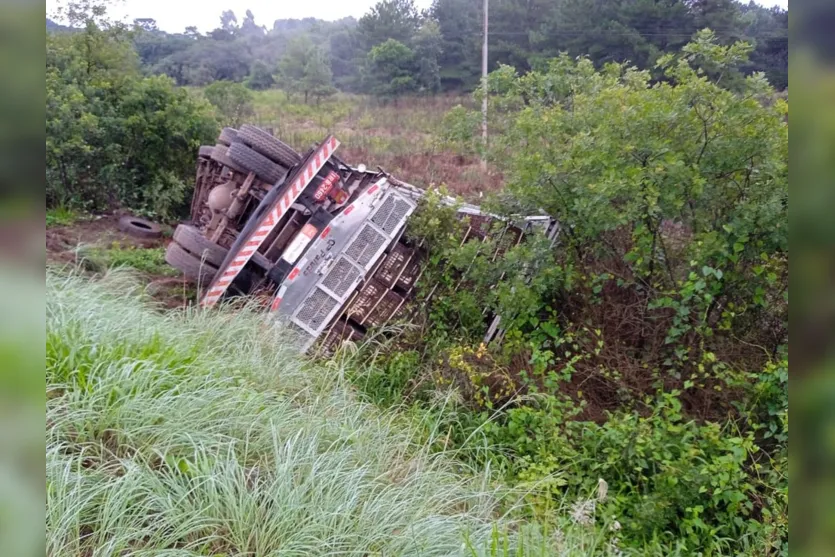  O veículo de carga tombou às margens da rodovia 