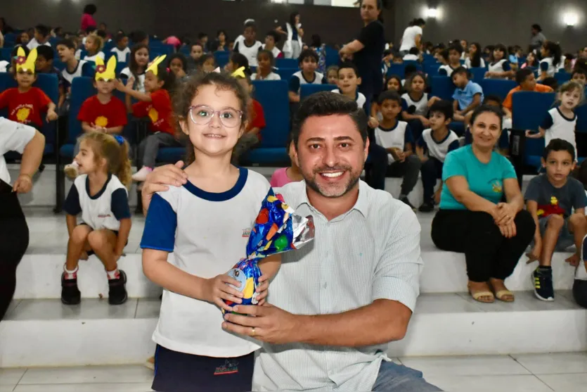 Páscoa: Jandaia entrega ovos de chocolate a alunos da rede municipal