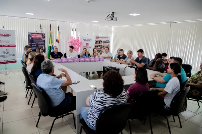  Reunião, no Cine Cultural Fênix, com diretores dos colégios estaduais de Apucarana. 