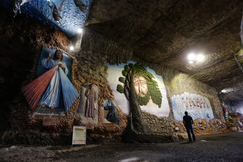  Santuário de São Miguel Arcanjo, em Bandeirantes 