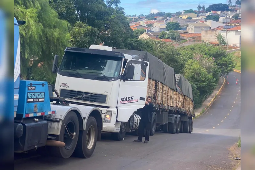  Um guincho foi acionado para remover o veículo do local. 