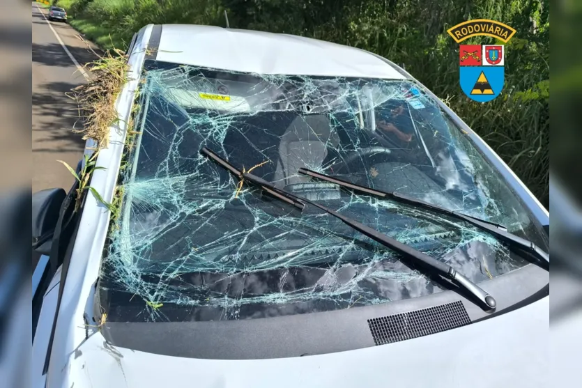  Veículo capotou após motorista perder o controle do carro 