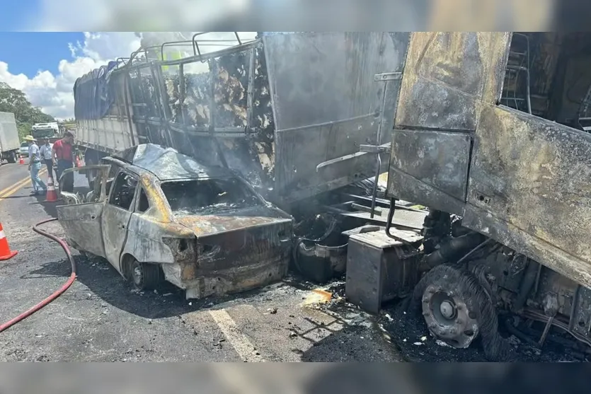  Veículo pegou fogo e passageiros morreram carbonizados 