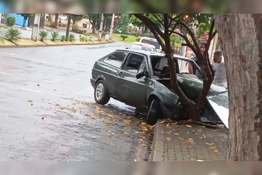  Volks vagem Gol colidiu com uma árvore na manhã deste domingo 