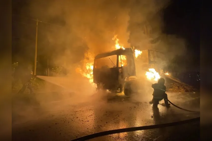  A cabine da carreta ficou totalmente destruída 