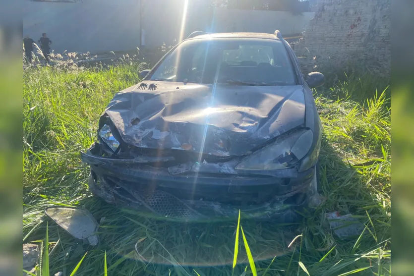  A condutora perdeu o controle do carro na curva. 