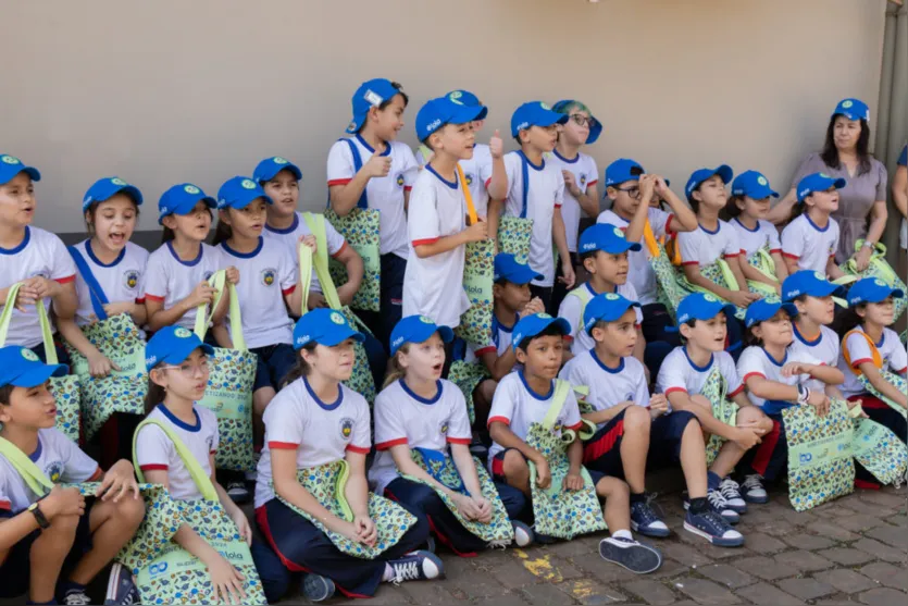  Alunos da rede municipal visitaram fábricas na quinta-feira 