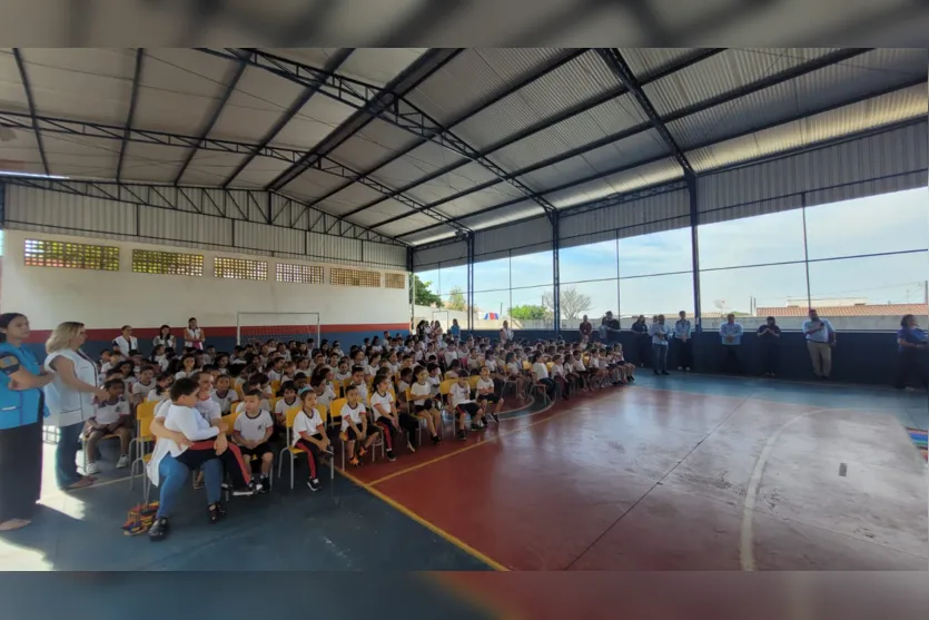  Apucarana entrega tênis para estudantes da rede municipal de ensino 