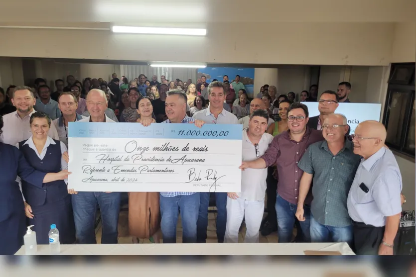  Beto Preto com cheque simbólico, entre outras autoridades 