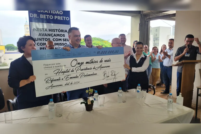  Beto Preto durante evento, acompanhado da irmã Geovana Aparecida Ramos, diretora-geral do Hospital da Providência 