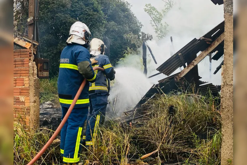  Bombeiros controlaram rapidamente as chamas 