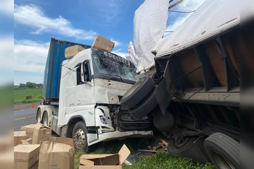  Caminhões batem de frente em grave acidente na Vila Reis 