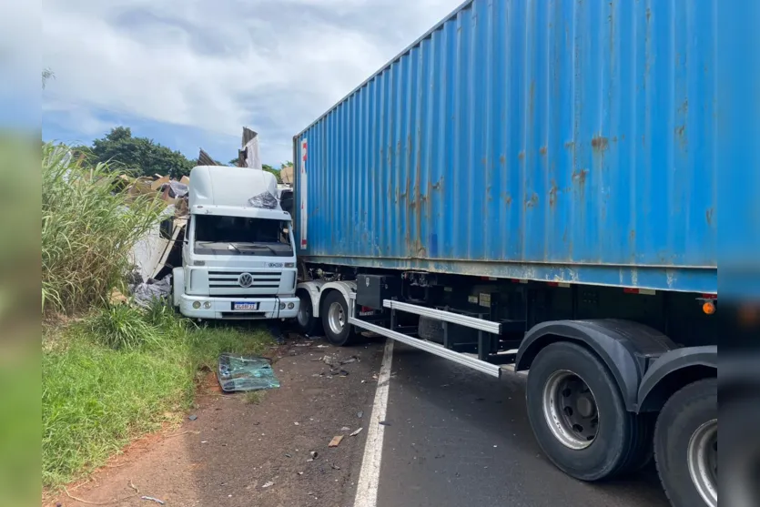 Caminhões colidem em acidente na Vila Reis em Apucarana