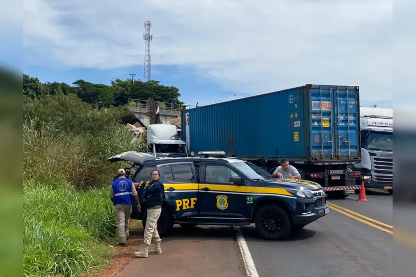 Caminhões colidem em acidente na Vila Reis em Apucarana