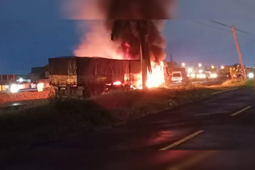 Carreta carregada com carga de grãos pega fogo em Mandaguaçu