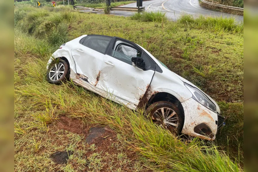  Carro capotou e parou em canteiro da rodovia 