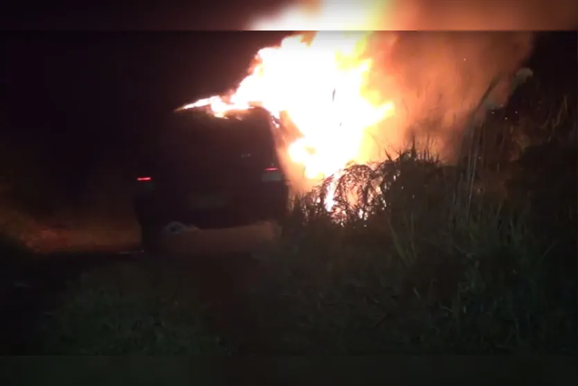 Carro é incendiado e fogo se espalha pelo Parque da Raposa; assista