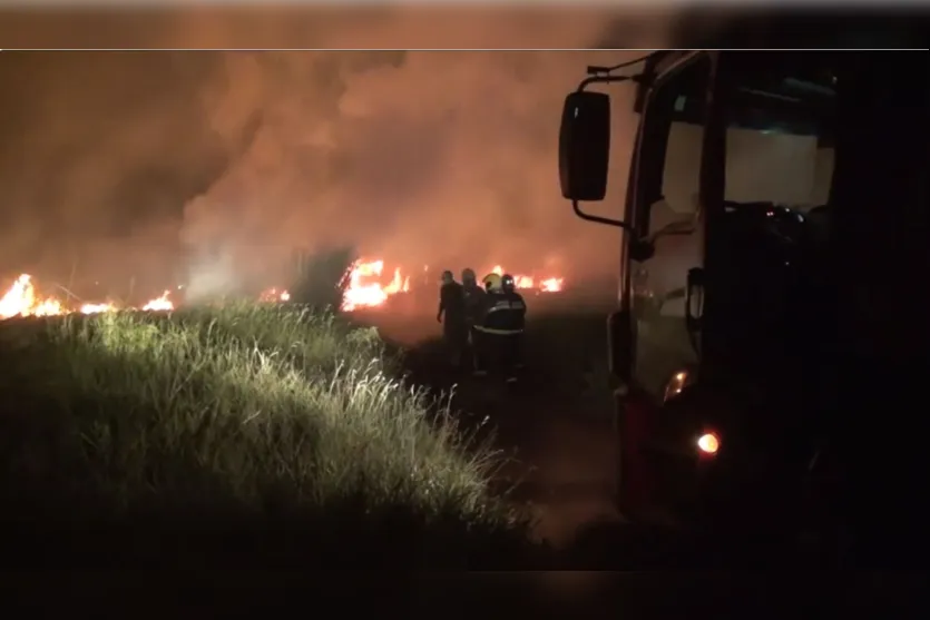 Carro é incendiado e fogo se espalha pelo Parque da Raposa; assista