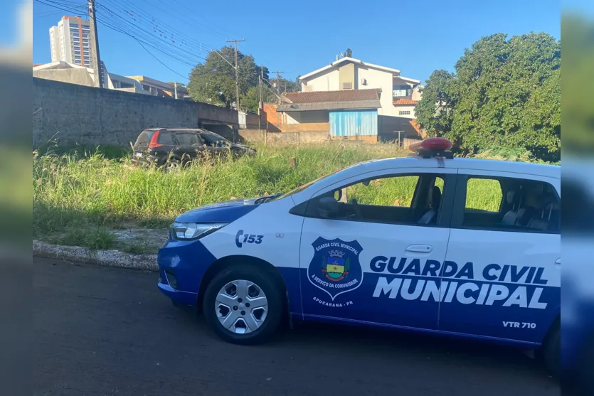 Carro perde o freio e mulher fica ferida ao bater em muro