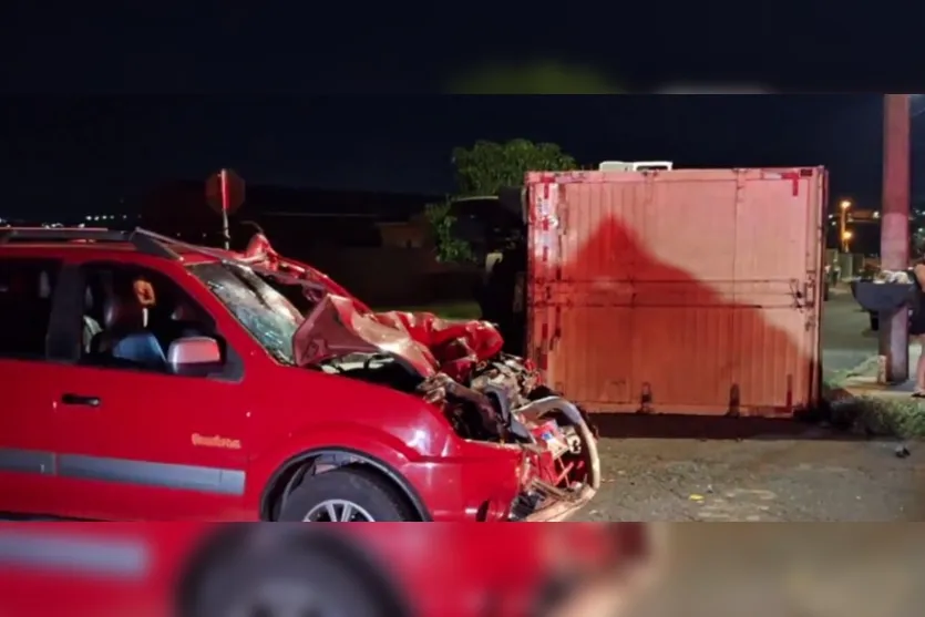  Com o impacto da batida, o caminhão tombou. 